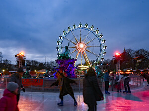 Stimmungsvoll beleuchtet ist der Weihnachtsmarkt „Berliner Weihnachtszeit“ mit seiner Eisbahn für Schlittschuhläufer vor dem Roten Rathaus am Alexanderplatz.