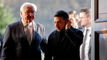 Bundespräsident Frank-Walter Steinmeier (l) empfängt Wolodymyr Selenskyj, Präsident der Ukraine, im Schloss Bellevue. I