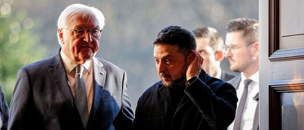 Bundespräsident Frank-Walter Steinmeier (l) empfängt Wolodymyr Selenskyj, Präsident der Ukraine, im Schloss Bellevue. I