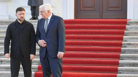 Der ukrainische Präsident Wolodymyr Selenskyj und der deutsche Bundespräsident Frank-Walter Steinmeier vor Bellevue.