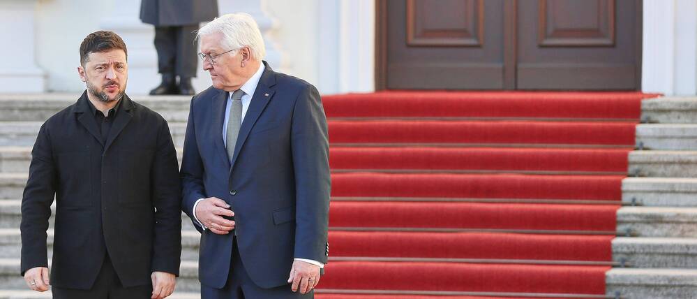 Der ukrainische Präsident Wolodymyr Selenskyj und der deutsche Bundespräsident Frank-Walter Steinmeier vor Bellevue.