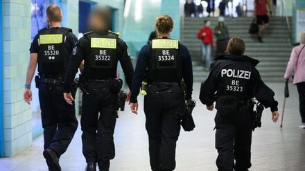 Fast 300 Messer hat die Berliner Polizei bei Kontrollen in Verbotszonen beschlagnahmt. (Symbolbild)