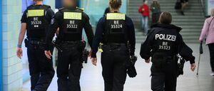 Fast 300 Messer hat die Berliner Polizei bei Kontrollen in Verbotszonen beschlagnahmt. (Symbolbild)
