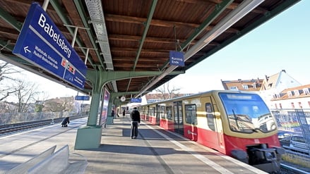 Der Bahnsteig des S-Bahnhof Babelsberg ist nach der Dachsanierung wieder freigegeben.