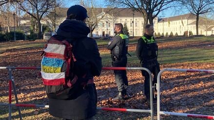 Schaulistiger vor Schloss Bellevue, dem Amtssitz des Bundespräsidenten