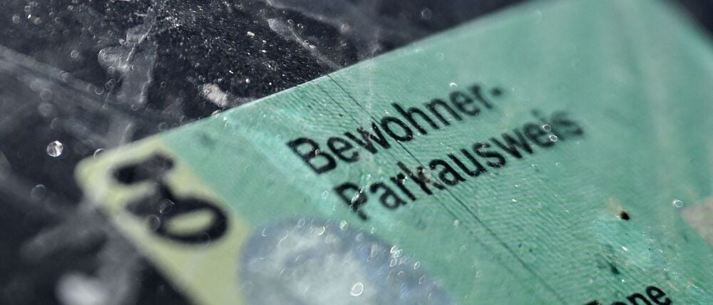 Der Parkausweis für Anwohner ist in Berlin seit Jahren in der Diskussion. (Archivbild)