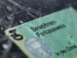 Der Parkausweis für Anwohner ist in Berlin seit Jahren in der Diskussion. (Archivbild)
