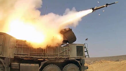 Region Astrachan, Russland, 7. APRIL 2020: Ein selbstfahrendes Boden-Luft- und Flugabwehrraketensystem vom Typ Pantsir feuert während einer Militärübung der russischen Streitkräfte, bei der eine Reaktion auf feindliche Angriffe simuliert wird, eine Rakete ab.