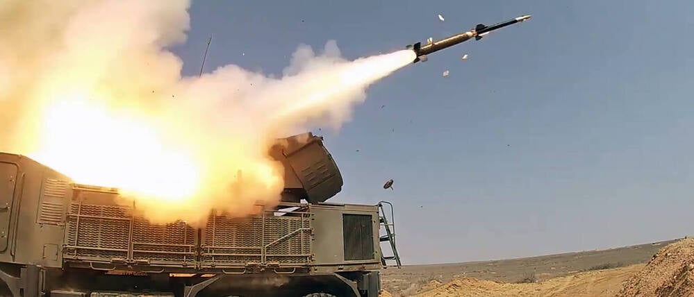 Region Astrachan, Russland, 7. APRIL 2020: Ein selbstfahrendes Boden-Luft- und Flugabwehrraketensystem vom Typ Pantsir feuert während einer Militärübung der russischen Streitkräfte, bei der eine Reaktion auf feindliche Angriffe simuliert wird, eine Rakete ab.