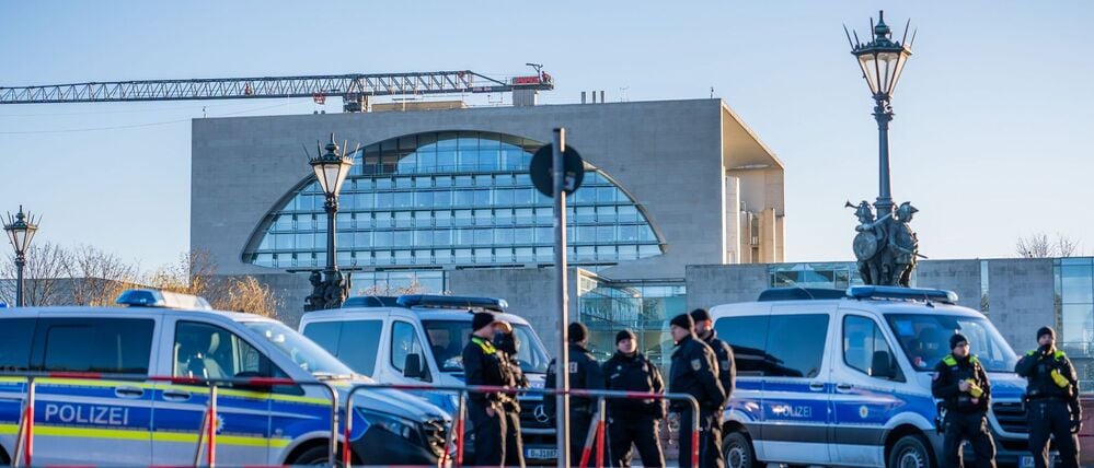 Polizei steht vor dem Kanzleramt in Berlin.