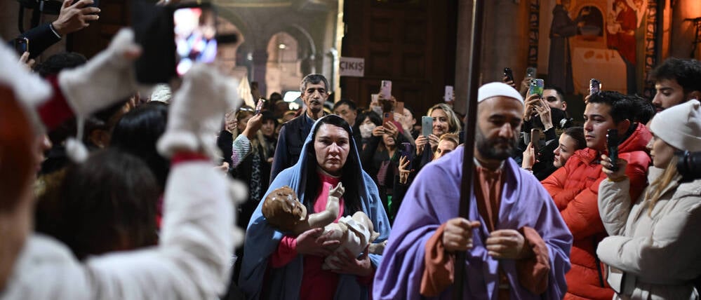 Die Weihnachtsmesse in der Basilika Sankt Anton in Istanbul besuchen nur Christen, aber in der Weihnachtszeit besuchen auch immer mehr muslimische Touristen die Kirchen Istanbuls.
