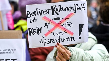 «Berliner Kulturlandschaft ist kein Sparschwein!» steht auf einem Plakat bei der Kundgebung der Gewerkschaft Verdi gegen Kürzungen im Kulturbereich vor dem Abgeordnetenhaus. (zu dpa: «Kultur im «Rocky-Modus»: Ist Berlin bald nicht mehr sexy?») +++ dpa-Bildfunk +++