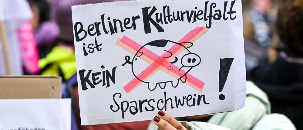 «Berliner Kulturlandschaft ist kein Sparschwein!» steht auf einem Plakat bei der Kundgebung der Gewerkschaft Verdi gegen Kürzungen im Kulturbereich vor dem Abgeordnetenhaus. (zu dpa: «Kultur im «Rocky-Modus»: Ist Berlin bald nicht mehr sexy?») +++ dpa-Bildfunk +++