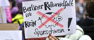 «Berliner Kulturlandschaft ist kein Sparschwein!» steht auf einem Plakat bei der Kundgebung der Gewerkschaft Verdi gegen Kürzungen im Kulturbereich vor dem Abgeordnetenhaus. (zu dpa: «Kultur im «Rocky-Modus»: Ist Berlin bald nicht mehr sexy?») +++ dpa-Bildfunk +++