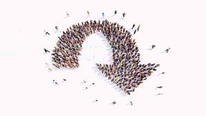 Eine Menschenmenge bildet einen nach unten zeigenden Pfeil (Illustration).