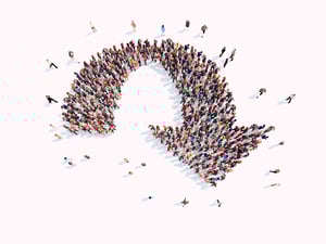 Eine Menschenmenge bildet einen nach unten zeigenden Pfeil (Illustration).