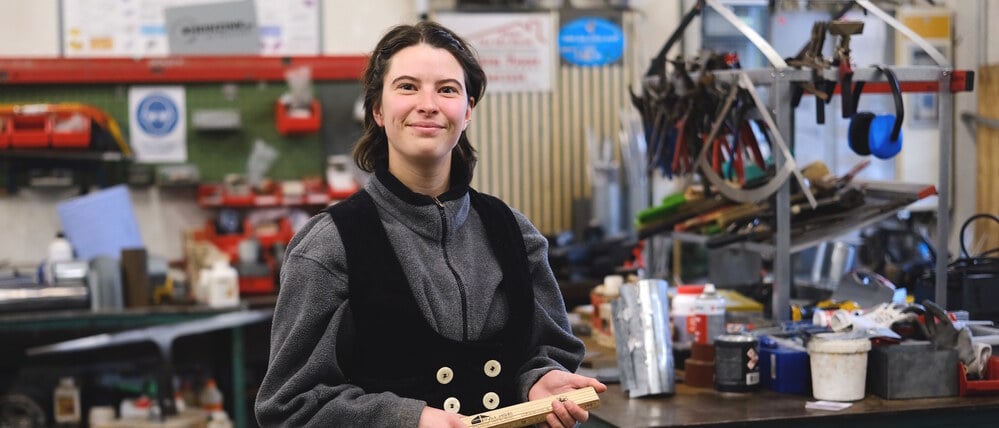 Kathi H. (24) lässt sich im zweiten Lehrjahr bei der J. Pause Dachdecker und Maurer GmbH zur Zimmerin ausbilden.