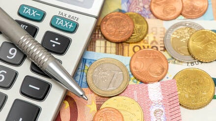 Eurowährung Euro Münzen der Eurowährung liegen zusammen *** Euro currency Euro coins of the euro currency are together