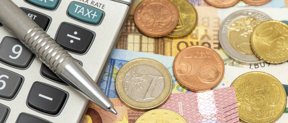 Eurowährung Euro Münzen der Eurowährung liegen zusammen *** Euro currency Euro coins of the euro currency are together