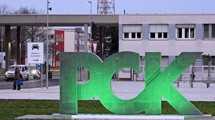 Eingang zur Ölraffinerie PCK.