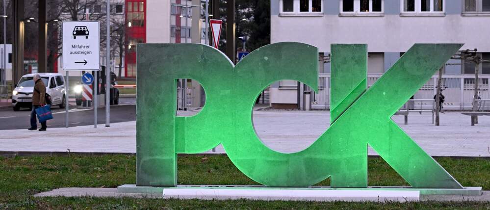 Eingang zur Ölraffinerie PCK.