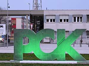 Eingang zur Ölraffinerie PCK.