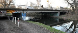 Diese zum Horstweg gehörende Nuthebrücke muss neu gebaut werden.