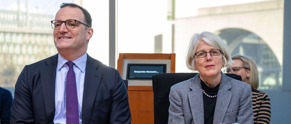 Jens Spahn und die frühere Sonderermittlerin Margaretha Sudhof in der Corona-Enquetekommission des Bundestags.