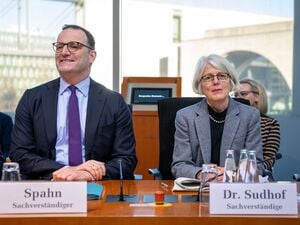  Jens Spahn und die frühere Sonderermittlerin Margaretha Sudhof in der Corona-Enquetekommission des Bundestags.