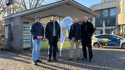 Soft-Opening des seit einem Jahr leer stehenden Kiosks auf der Dorfaue Zehlendorf am 15. Dezember 2025. Olaf Löschke (ganz links) und Markus Schönbauer (ganz rechts; beide vom Mittelhof), Umwelt- und Verkehrsstadtrat Urban Aykal (Grüne, mitte links) und Stadtentwicklungsstadtrat Patrick Steinhoff (CDU).