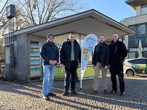 Soft-Opening des seit einem Jahr leer stehenden Kiosks auf der Dorfaue Zehlendorf am 15. Dezember 2025. Olaf Löschke (ganz links) und Markus Schönbauer (ganz rechts; beide vom Mittelhof), Umwelt- und Verkehrsstadtrat Urban Aykal (Grüne, mitte links) und Stadtentwicklungsstadtrat Patrick Steinhoff (CDU).