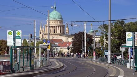 Die Klimakleber sollen sich auf der Langen Brücke festgeklebt haben. (Symbolbild)