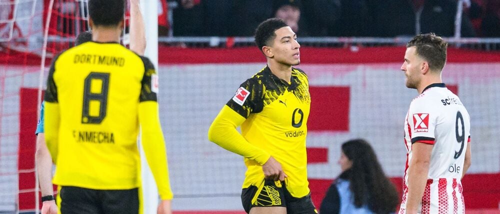 Sah für eine Notbremse die Rote Karte: Dortmunds Jobe Bellingham (M.).