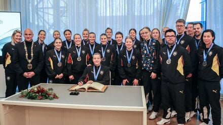 Die deutschen Handballerinnen trugen sich in Dortmund ins Goldene Buch der Stadt ein.