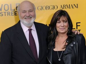  Der US-Regisseur Rob Reiner und seine Frau Michele Singer posieren für Fotos während der US-Premiere von „The Wolf of Wall Street“ im Ziegfeld Theater in New York. 