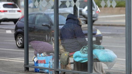Ein Obdachloser in einer Potsdamer Bushaltestelle.