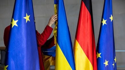 dpatopbilder - 15.12.2025, Berlin: Die Flaggen von Europa, der Ukraine und Deutschland werden zu der Pressekonferenz von Bundeskanzler Merz (CDU) und Selenskyj, Präsident der Ukraine im Kanzleramt aufgebaut. In Berlin finden Beratungen zu einem möglichen Frieden in der Ukraine statt. Foto: Michael Kappeler/dpa +++ dpa-Bildfunk +++