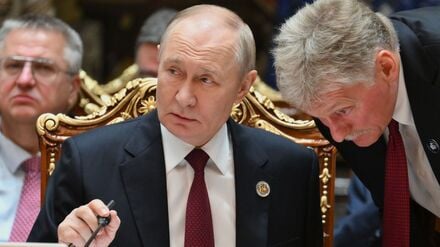 Der russische Präsident Wladimir Putin spricht mit Kreml-Sprecher Dmitri Peskow (Archivbild).