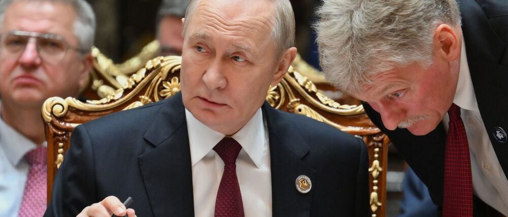 Der russische Präsident Wladimir Putin spricht mit Kreml-Sprecher Dmitri Peskow (Archivbild).