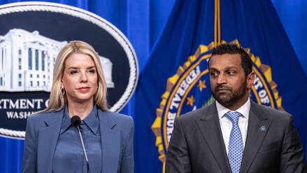 US-Justizministerin Pam Bondi und FBI-Chef Kash Patel bei einer Pressekonferenz am 4. Dezember.