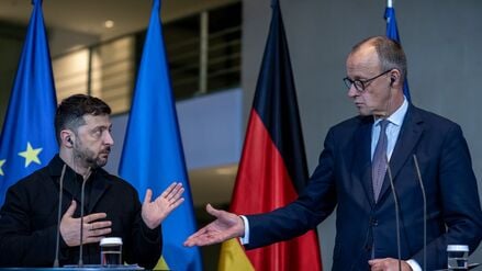 Bundeskanzler Friedrich Merz mit Wolodymyr Selenskyj, Präsident der Ukraine bei einer Pressekonferenz im Kanzleramt.