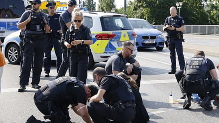 Aktion der „Letzten Generation“, Klimaaktivisten blockieren auf der Langen Brücke, Potsdam, Klimakleber, 14.07.2023 Foto: Sebastian Gabsch