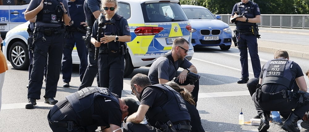 Aktion der „Letzten Generation“, Klimaaktivisten blockieren auf der Langen Brücke, Potsdam, Klimakleber, 14.07.2023 Foto: Sebastian Gabsch