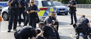 Aktion der „Letzten Generation“, Klimaaktivisten blockieren auf der Langen Brücke, Potsdam, Klimakleber, 14.07.2023 Foto: Sebastian Gabsch