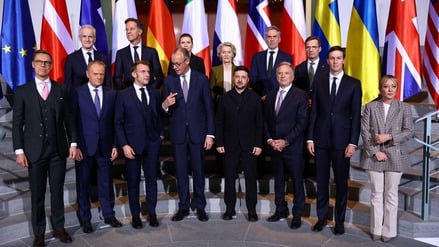 Gruppenfoto vor Beginn des Ukraine-Gipfels im Kanzleramt in Berlin.