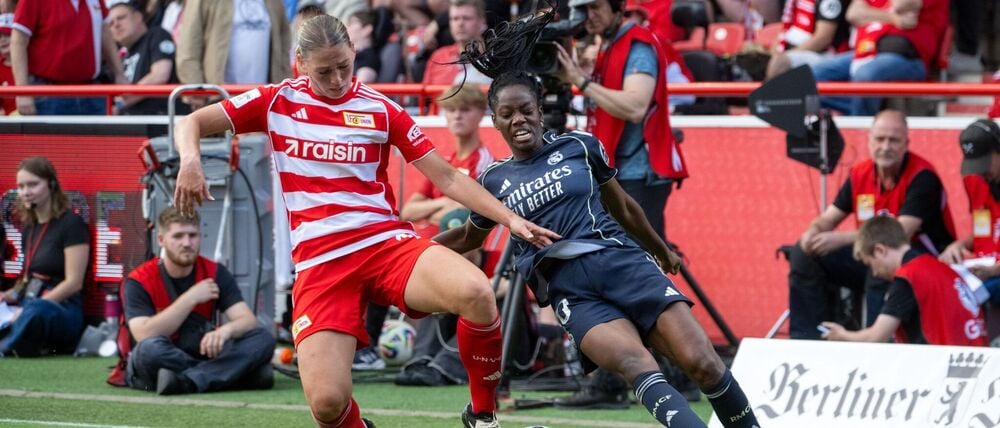 Unions Samantha Steuerwald (l) glich zum zwischenzeitlichen 1:1 gegen Frankfurt aus. (Archivbild)