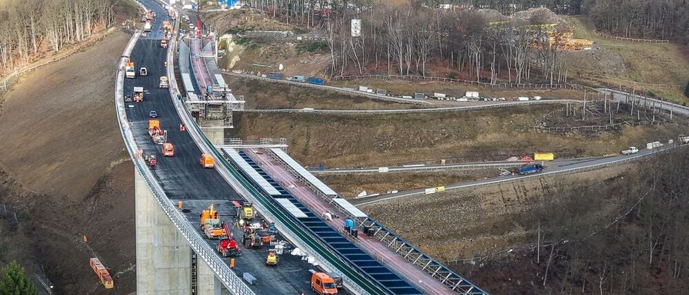 Arbeiter sind auf der Rahmedetalbrücke bei Lüdenscheid im Einsatz (Symbolbild).