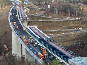 Arbeiter sind auf der Rahmedetalbrücke bei Lüdenscheid im Einsatz (Symbolbild).