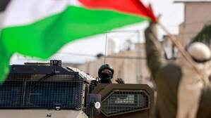 Ein Mann schwenkt die palästinensische Flagge vor einem israelischen Soldaten im Nur Shams Lager im Westjordanland (Symbolbild).