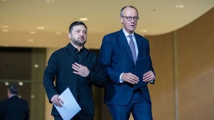 Bundeskanzler Friedrich Merz und der ukrainische Präsident Wolodymyr Selenskyj trafen sich am Montag mit weiteren europäischen Staats- und Regierungschefs.